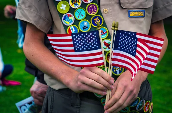Boy Scout Tient Des Drapeaux Américains Entre Ses Mains Jour — Photo