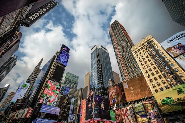 Mirando Hacia Arriba Los Ruidos Que Aparecen Sobre Times Square —  Fotos de Stock