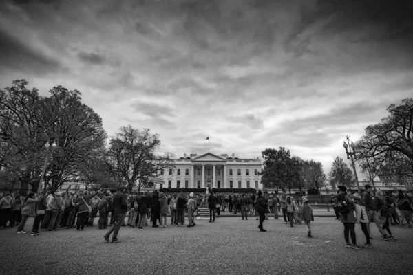 Wisatawan Berjalan Depan Gedung Putih Pennsylvania Avenue — Stok Foto