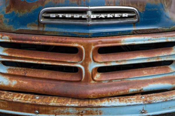 Эмблема Гриль Studebaker Transtar 1956 Года Charger Steve Wild Rides — стоковое фото
