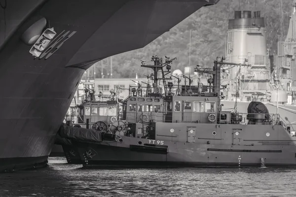 Três Rebocadores Guiam Navio Força Marítima Autodefesa Japão Direção Cais — Fotografia de Stock