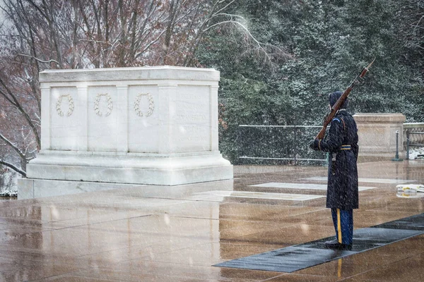 Soldier Guards Tomb Unknown Soldier Snowstorm Arlington National Cemetery — Stock Photo, Image