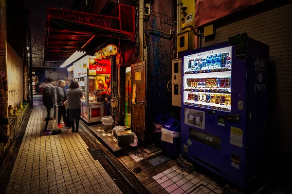 Los Clientes Comen Puesto Yakitori Mientras Chef Prepara Más Dentro —  Fotos de Stock