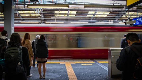 Platformda Kimliği Belirsiz Yolcuların Yanından Geçen Bir Tren Var — Stok fotoğraf
