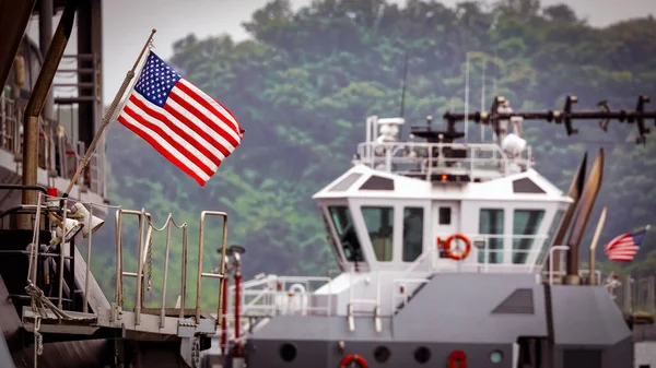 アメリカ海軍のタグボートの旗は 日本の横浜のドックに船をプッシュします — ストック写真