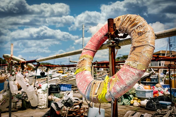 Een Reddingsring Vistuig Staat Een Steiger Buurt Van Yokosuka Haven — Stockfoto