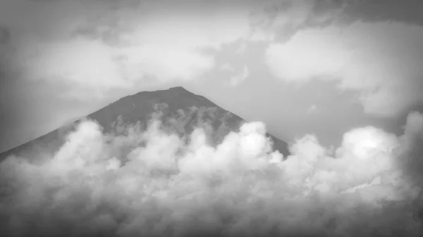 富士宮から見える雲の中から富士山の山頂が見える — ストック写真