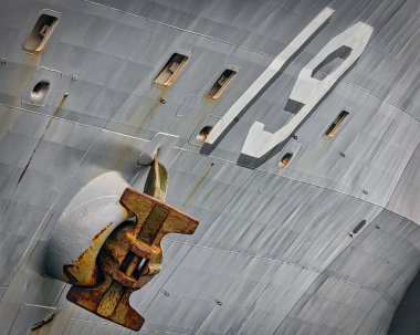 USS Blue Ridge 'in (LCC-19) demirleme ve pruvası, Japonya' nın Yokosuka kentinde bulunan ABD Donanma Yedinci Filosu 'nun amiral gemisi..