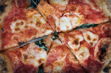 Yokosuka, Japonya 'daki Blue Street' te pizza yemek için hazır..