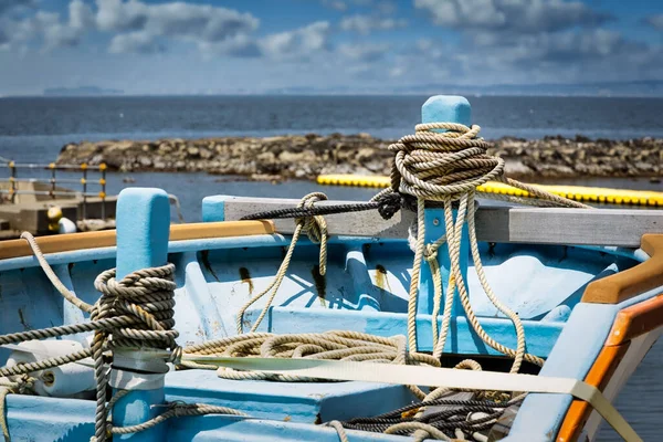 Σχοινιά Βάρκα Που Κάθονται Ράμπα Κοντά Στη Γιοκοσούκα Στο Λιμάνι — Φωτογραφία Αρχείου