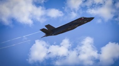 San Diego yakınlarındaki 2015 Miramar Hava Gösterisi 'nde bir F-35B Yıldırım uçuyor..