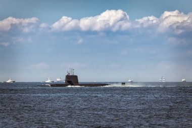 Japon Denizcilik Savunma Gücü (JMSDF) denizaltısı Tokyo Körfezi üzerinden Yokusuka, Japonya 'ya dönüyor..