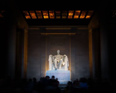 Washington 'daki Lincoln Anıtı' nda turistler toplanıyor..