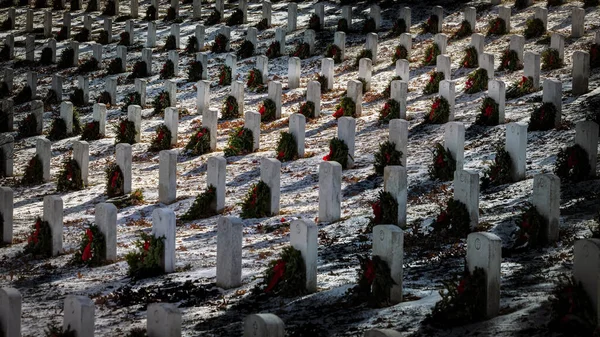 Sun Breaks Trees While Wreaths Lay American Service Member Graves — Stock Photo, Image