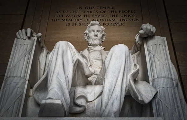 워싱턴에 기념관에 에이브러햄 동상을 올려다보는 — 스톡 사진