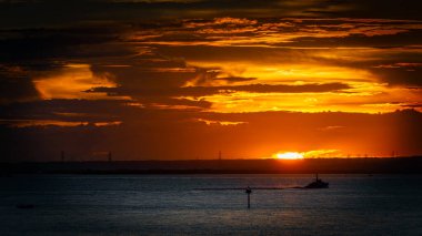 Japonya 'da güneş doğarken Tokyo Körfezi' nden bir gemi geçiyor..