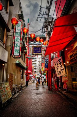 Yokohama Japonya 'sında Çin Mahallesi' nin yağmurlu sokaklarında insanlar yürüyor..
