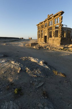 gün batımı sırasında eski terk edilmiş yıkık ev