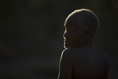 Tsumkwe, Bushmanland, Namibya-23 Haziran 2017: She 'hoansi San turistler geçerek geleneksel kültürü göstermektedir. San şimdi geleneksel kültürünü göstererek bir gelir elde.