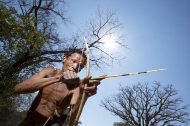Tsumkwe, Bushmanland, Namibya-23 Haziran 2017: She 'hoansi San turistler geçerek geleneksel kültürü göstermektedir. San şimdi geleneksel kültürünü göstererek bir gelir elde