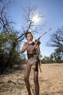 Tsumkwe, Bushmanland, Namibya-23 Haziran 2017: She 'hoansi San turistler geçerek geleneksel kültürü göstermektedir. San şimdi geleneksel kültürünü göstererek bir gelir elde