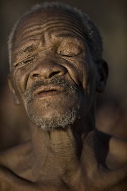 Tsumkwe, Bushmanland, Namibya-23 Haziran 2017: She 'hoansi San turistler geçerek geleneksel kültürü göstermektedir. San şimdi geleneksel kültürünü göstererek bir gelir elde.
