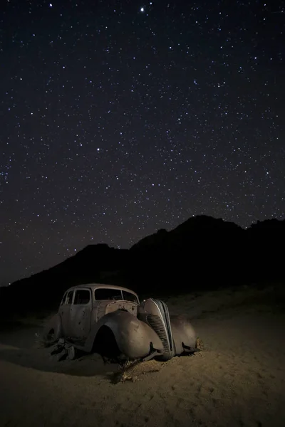 Старая Ржавая Машина Ясным Звездным Небом — стоковое фото