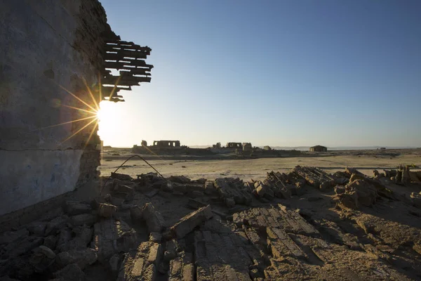 Vieja Casa Arruinada Abandonada Durante Atardecer —  Fotos de Stock