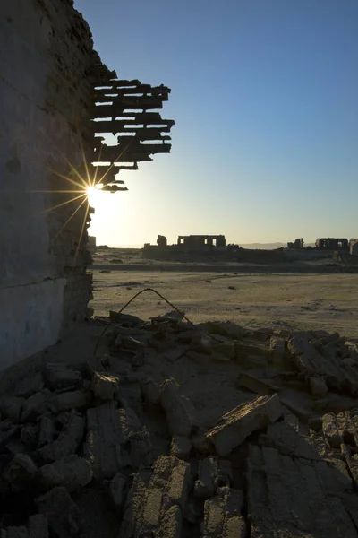 Starý Opuštěný Dům Zničený Při Západu Slunce — Stock fotografie