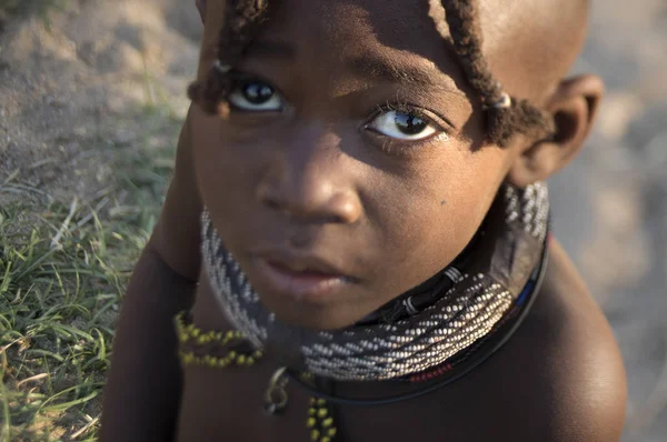 Epupa Namibië Circa Juli 2014 Een Jongen Toont Zijn Traditionele — Stockfoto