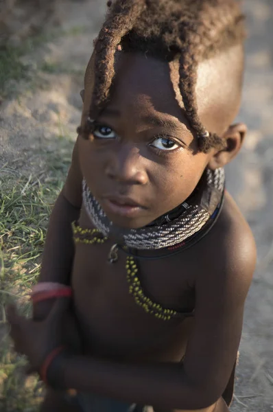 Epupa Namibia Circa Lipiec 2014 Chłopiec Wyświetla Swoje Tradycyjne Nauszna — Zdjęcie stockowe