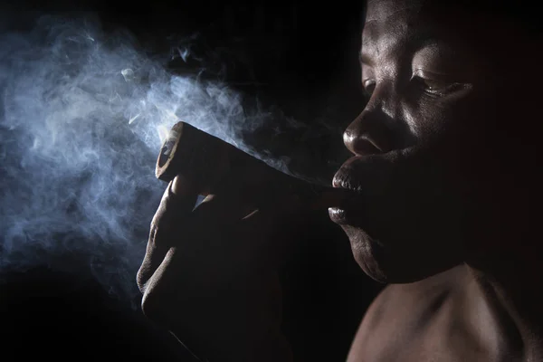 Tsumkwe Bushmanland Namibia Iunie 2017 Bărbat Fumează Țeavă Demonstrație Pentru — Fotografie, imagine de stoc