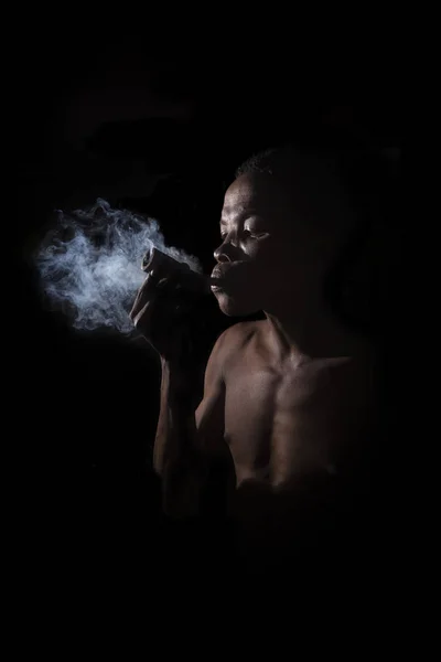 ツムクウェ Bushmanland ナミビア 月24 2017 サンマンは 観光客へのデモとしてパイプを吸う 現在は 伝統文化を生きた博物館として表現することで生計を立てています — ストック写真