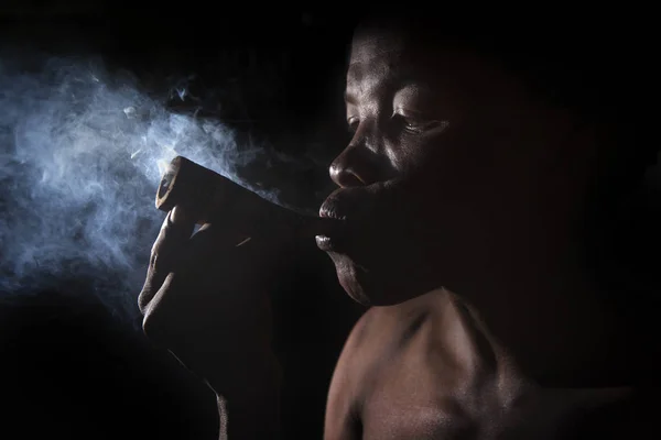 纳米比亚布什曼兰的 Tsumkwe 2017年6月24日 一名桑人抽烟斗 向游客示范 桑人通过展示他们的传统文化作为一个活的博物馆来谋生 — 图库照片
