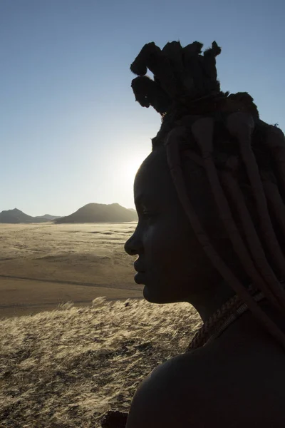 Orupembe Kunene Region Namibia Maja 2018 Młoda Kobieta Himba Stada — Zdjęcie stockowe