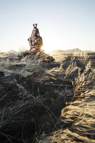 Orupembe Región Kunene Namibia Mayo 2018 Una Joven Himba Lleva —  Fotos de Stock