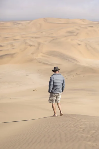 Bakifrån Ung Man Stående Desert — Stockfoto