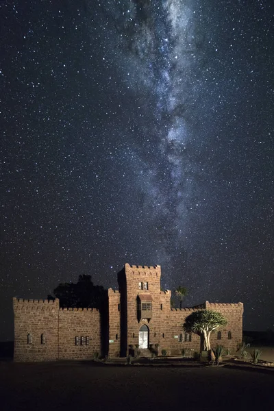 Vecchio Castello Sotto Cielo Nuvoloso — Foto Stock