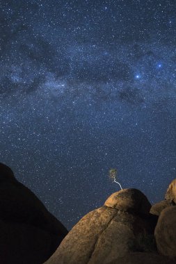 dağ üzerinde güzel yıldızlı gökyüzü