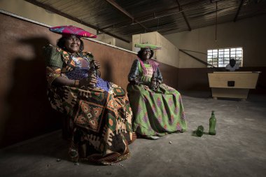 Purros, Kunene Region, Namibya-11 Mayıs 2018: kurak Kunene bölgesinde yaşayan Herero, Batılılar ile aynı ihtiyaçlar içindedir. Cumartesi günleri dükkanlara erzak satın almak, sosyalleştirmek ve gevşeymek için geliyorlar.