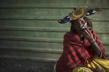 Purros, Kunene Region, Namibya-11 Mayıs 2018: kurak Kunene bölgesinde yaşayan Herero, Batılılar ile aynı ihtiyaçlar içindedir. Cumartesi günleri dükkanlara erzak satın almak, sosyalleştirmek ve gevşeymek için geliyorlar. 