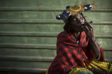Purros, Kunene Region, Namibya-11 Mayıs 2018: kurak Kunene bölgesinde yaşayan Herero, Batılılar ile aynı ihtiyaçlar içindedir. Cumartesi günleri dükkanlara erzak satın almak, sosyalleştirmek ve gevşeymek için geliyorlar. 