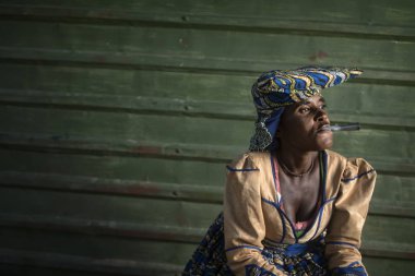 Purros, Kunene Region, Namibya-11 Mayıs 2018: kurak Kunene bölgesinde yaşayan Herero, Batılılar ile aynı ihtiyaçlar içindedir. Cumartesi günleri dükkanlara erzak satın almak, sosyalleştirmek ve gevşeymek için geliyorlar.