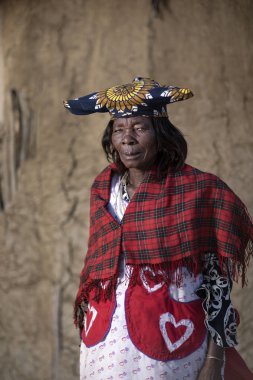 Purros, Kunene Region, Namibya-11 Mayıs 2018: kurak Kunene bölgesinde yaşayan Herero, Batılılar ile aynı ihtiyaçlar içindedir. Cumartesi günleri dükkanlara erzak satın almak, sosyalleştirmek ve gevşeymek için geliyorlar. 