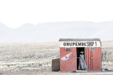 Orupembe, Kunene Region, Namibya-12 Mayıs 2018: Kunene bölgesi kurak bir ıssız yerdir, dükkanlar birkaç ve uzak arasında ve genellikle Girişimcilik Herero kadınlar tarafından çalıştırılır