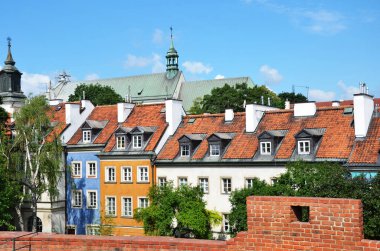 Eski kasabadaki renkli binaların güzel güneşli manzarası. Varşova, Polonya