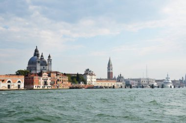 Venedik 'in güneşli panoramik manzarası. San Marco ve Basilica di Santa Maria della Salute.