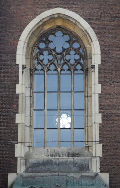 Güzel mimari detay. Gotik tarzı pencere. Gotik bir katedralin süslü gül penceresi. Lviv, Ukrayna
