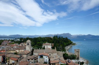 Sirmione, İtalya - 09 / 07 / 2017: Lombardiya 'nın Sirmione ilindeki güzel panoramik mavi gökyüzü manzarası (kuzey İtalya)).