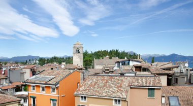 Sirmione, İtalya - 09 / 07 / 2017: Lombardiya 'nın Sirmione ilindeki güzel panoramik mavi gökyüzü manzarası (kuzey İtalya)).